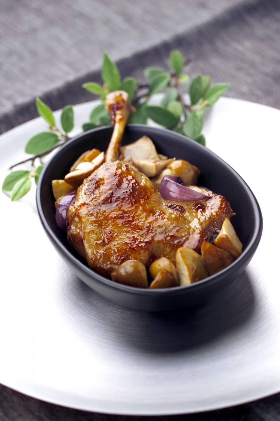 Confit de canard aux pommes de terre sarladaises et cèpes