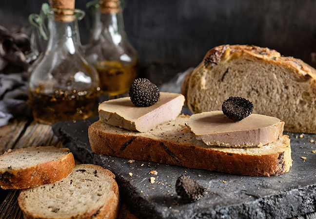 Gamme de foie gras mi-cuit nature avec un assaisonnement simple