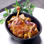 Confit de canard aux pommes de terre sarladaises et cèpes